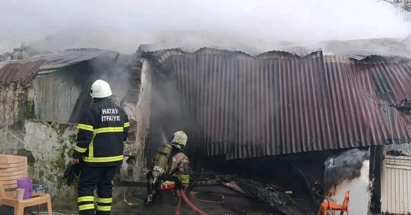 Hatay’ın Dörtyol ilçesinde bir evde çıkan yangın paniğe neden oldu.