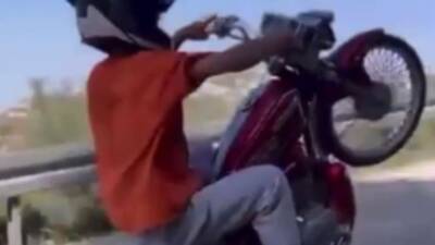 Hatay’ın Antakya ilçesinde motosikletle tehlikeli akrobatik hareketler yaparak o anları