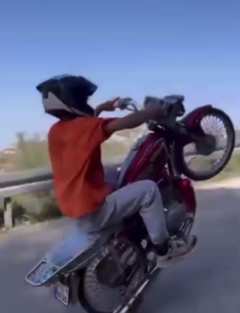 Hatay’ın Antakya ilçesinde motosikletle tehlikeli akrobatik hareketler yaparak o anları