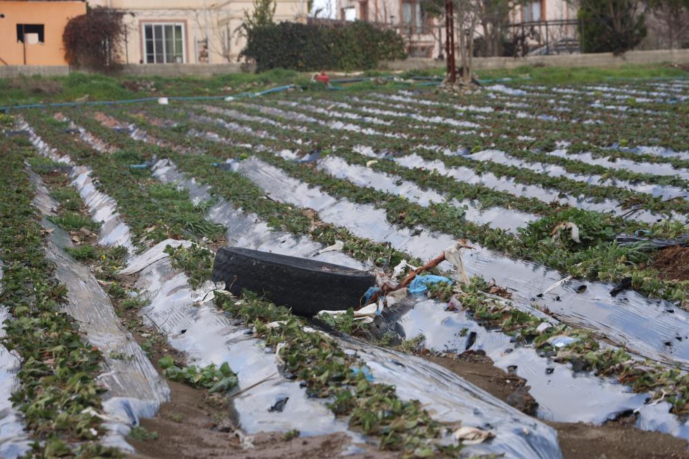 Hatay’ın Yayladağı ilçesinde etkili olan yağışla birlikte yollar göle dönerken