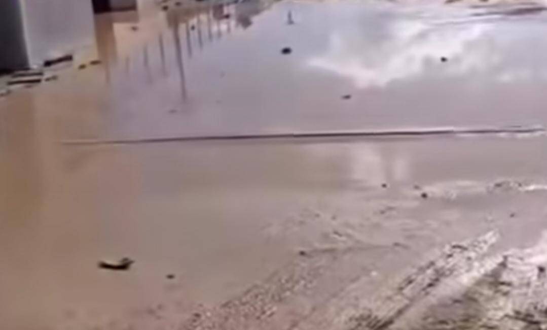 Hatay’ın Gülderen Mahallesi’nde bulunan ilkokulda elektrik ve su olmadığı iddiası