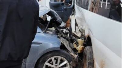 Hatay’ın Reyhanlı ilçesinde öğrenci servisi ile otomobilin çarpıştığı kazada 15