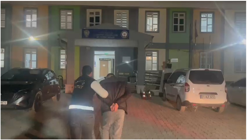 Hatay Emniyet Müdürlüğü ekipleri, haklarında yakalama kararı bulunan şahıslara yönelik