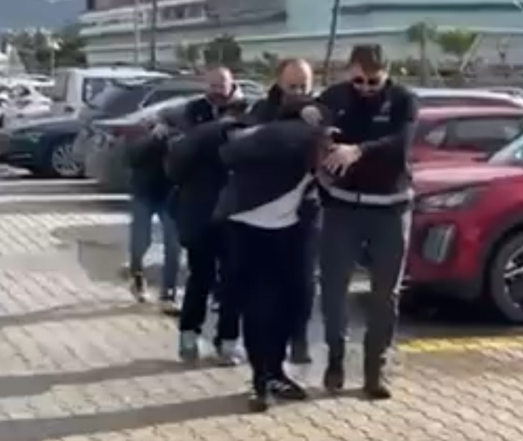 Hatay Emniyet Müdürlüğü ekipleri, aranan şahısların yakalanmasına yönelik yürüttüğü çalışmalar