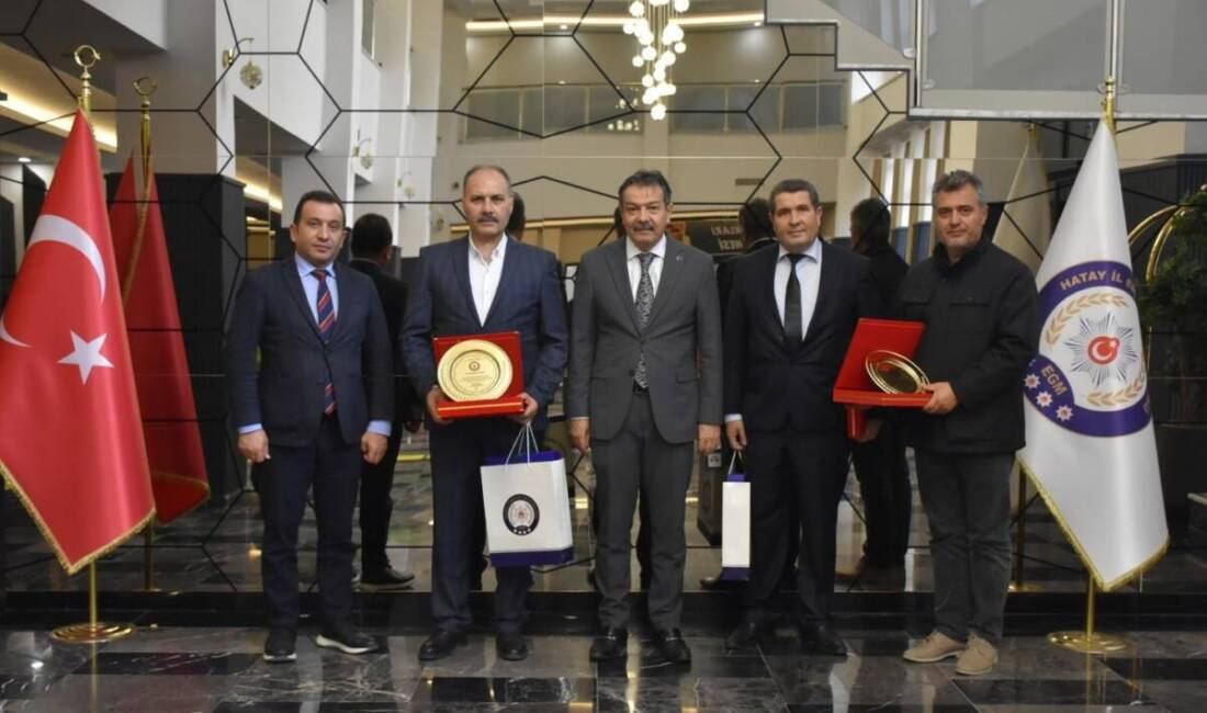 Hatay Emniyet Müdürlüğü, emekliye ayrılan polis memurlarını plaketle uğurladı. Rüştü
