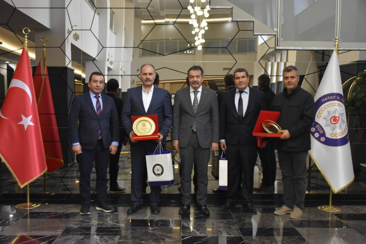Hatay Emniyet Müdürlüğü, emekliye ayrılan polis memurlarını plaketle uğurladı. Rüştü