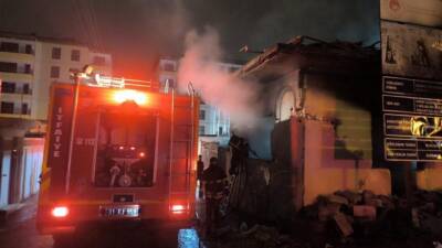Hatay’ın Kırıkhan ilçesinde bulunan iki katlı metruk binada çıkan yangın,