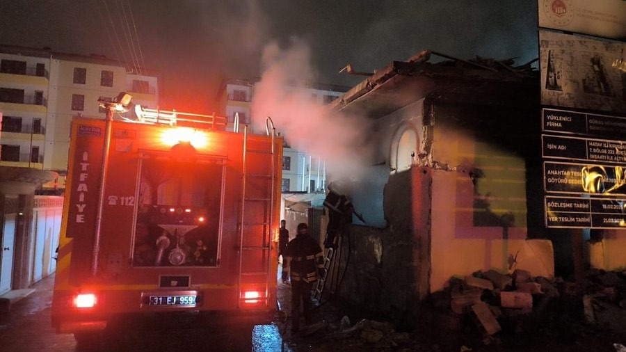 Hatay’ın Kırıkhan ilçesinde bulunan iki katlı metruk binada çıkan yangın,