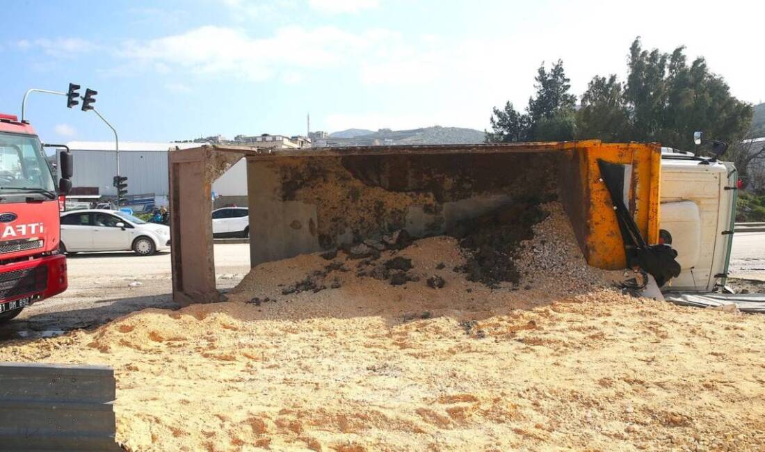 Hatay’ın merkez Antakya ilçesinde devrilen hafriyat kamyonunun sürücüsü yaralandı. Sürücüsünün