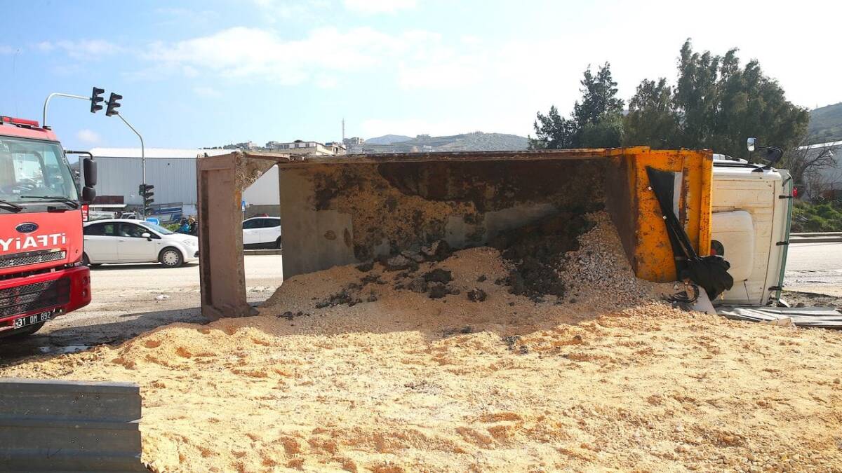 Hatay’ın merkez Antakya ilçesinde devrilen hafriyat kamyonunun sürücüsü yaralandı. Sürücüsünün