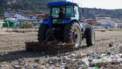 Hatay’ın Samandağ ilçesinde kıyı şeridinde temizlik çalışması gerçekleştirildi. Hatay Büyükşehir