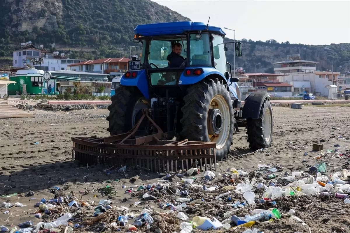 Hatay’ın Samandağ ilçesinde kıyı şeridinde temizlik çalışması gerçekleştirildi. Hatay Büyükşehir