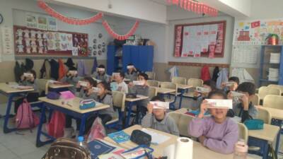 Hatay’ın Defne ilçesinde bulunan Turunçlu İlkokulu’nda, duayen gazeteci Sinan Seyfittinoğlu’nun