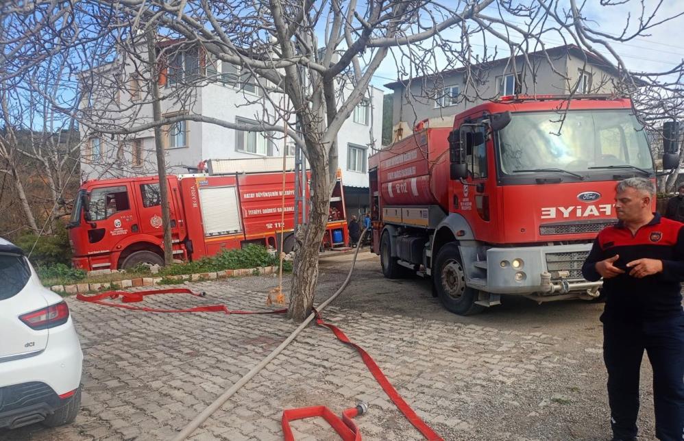 Hatay’ın İskenderun ilçesinde iki katlı müstakil evde çıkan yangın, itfaiye