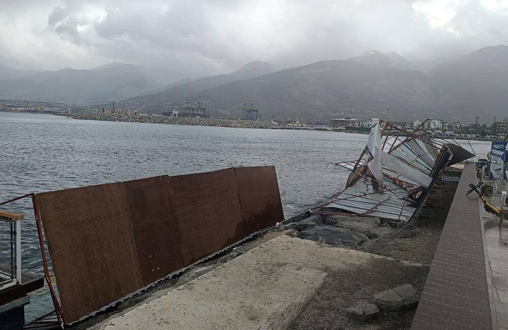 Hatay’da sabah saatlerinden itibaren etkisini artıran kuvvetli fırtına, kıyı ilçelerinde