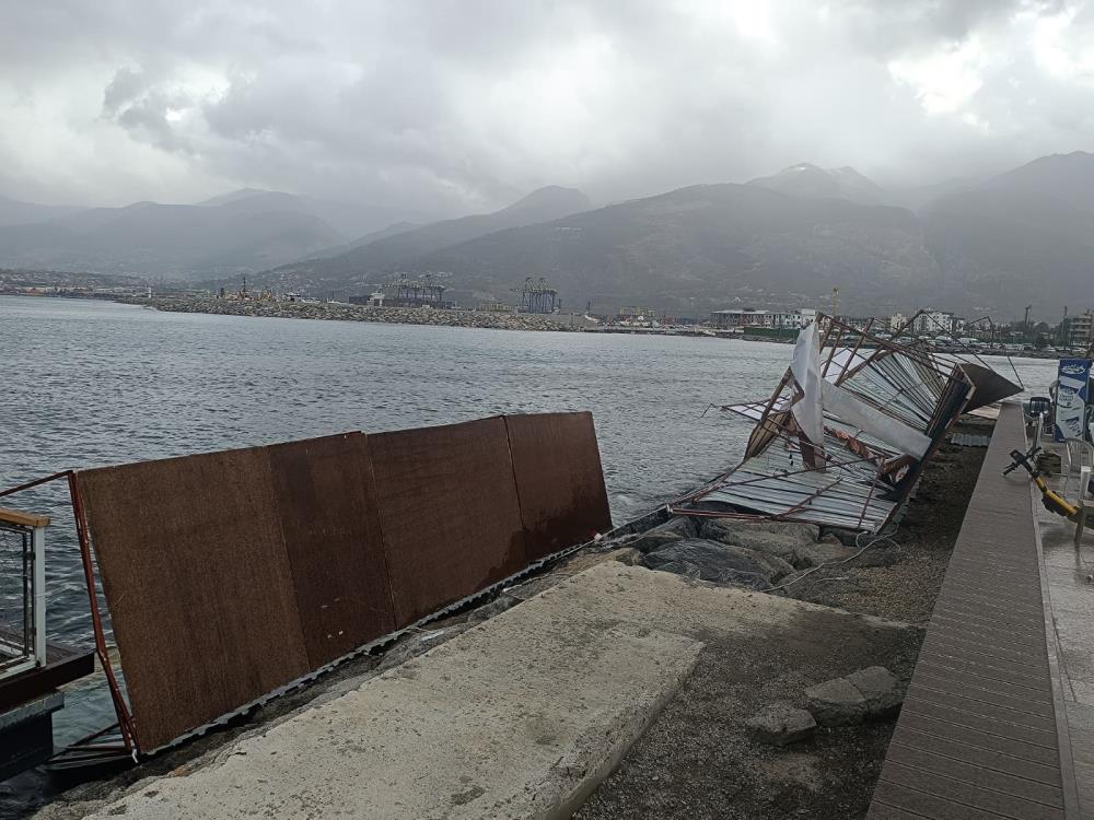 Hatay’da sabah saatlerinden itibaren etkisini artıran kuvvetli fırtına, kıyı ilçelerinde