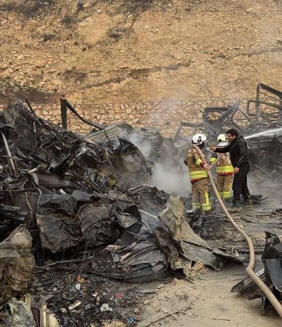 Hatay’ın Samandağ ilçesinde işçilerin kaldığı konteyner yatakhanede çıkan yangın paniğe