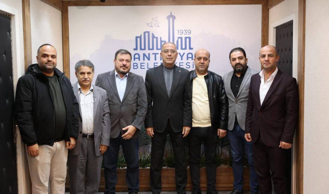 Hatay Gazeteciler Cemiyeti Başkanı Nihat Mazmanoğlu ve yönetim kurulu üyeleri,