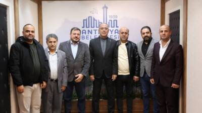 Hatay Gazeteciler Cemiyeti Başkanı Nihat Mazmanoğlu ve yönetim kurulu üyeleri,