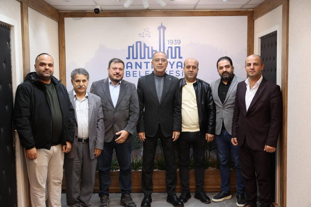 Hatay Gazeteciler Cemiyeti Başkanı Nihat Mazmanoğlu ve yönetim kurulu üyeleri,