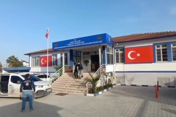 Hatay’da polis ekiplerinin insan kaçakçılığına yönelik yürüttüğü çalışmalar kapsamında durdurulan