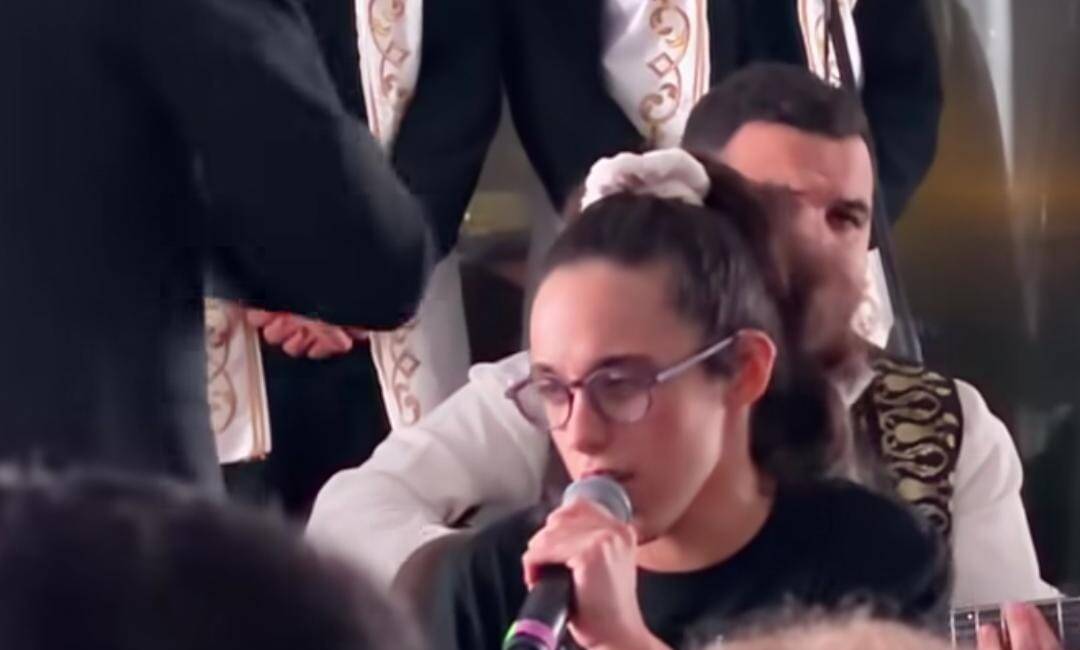 Hatay Medeniyetler Korosu, son konserinde anlam dolu bir anı yaşattı.