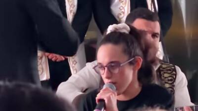 Hatay Medeniyetler Korosu, son konserinde anlam dolu bir anı yaşattı.