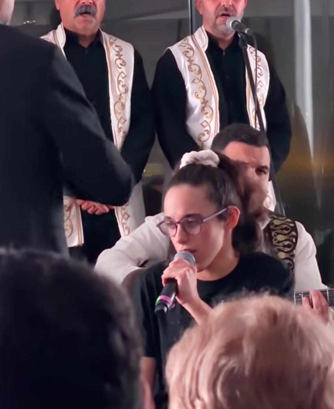 Hatay Medeniyetler Korosu, son konserinde anlam dolu bir anı yaşattı.