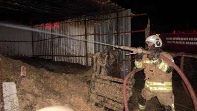 Hatay’ın Kırıkhan ilçesinde bir çiftliğe ait samanlıkta çıkan yangın, kısa