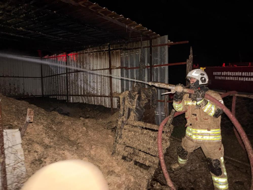 Hatay’ın Kırıkhan ilçesinde bir çiftliğe ait samanlıkta çıkan yangın, kısa