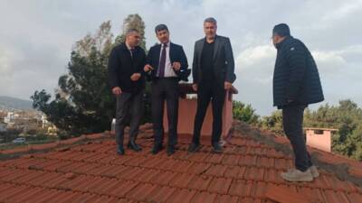 Arsuz’da olumsuz hava koşulları nedeniyle hasar gören bir okulun çatısında