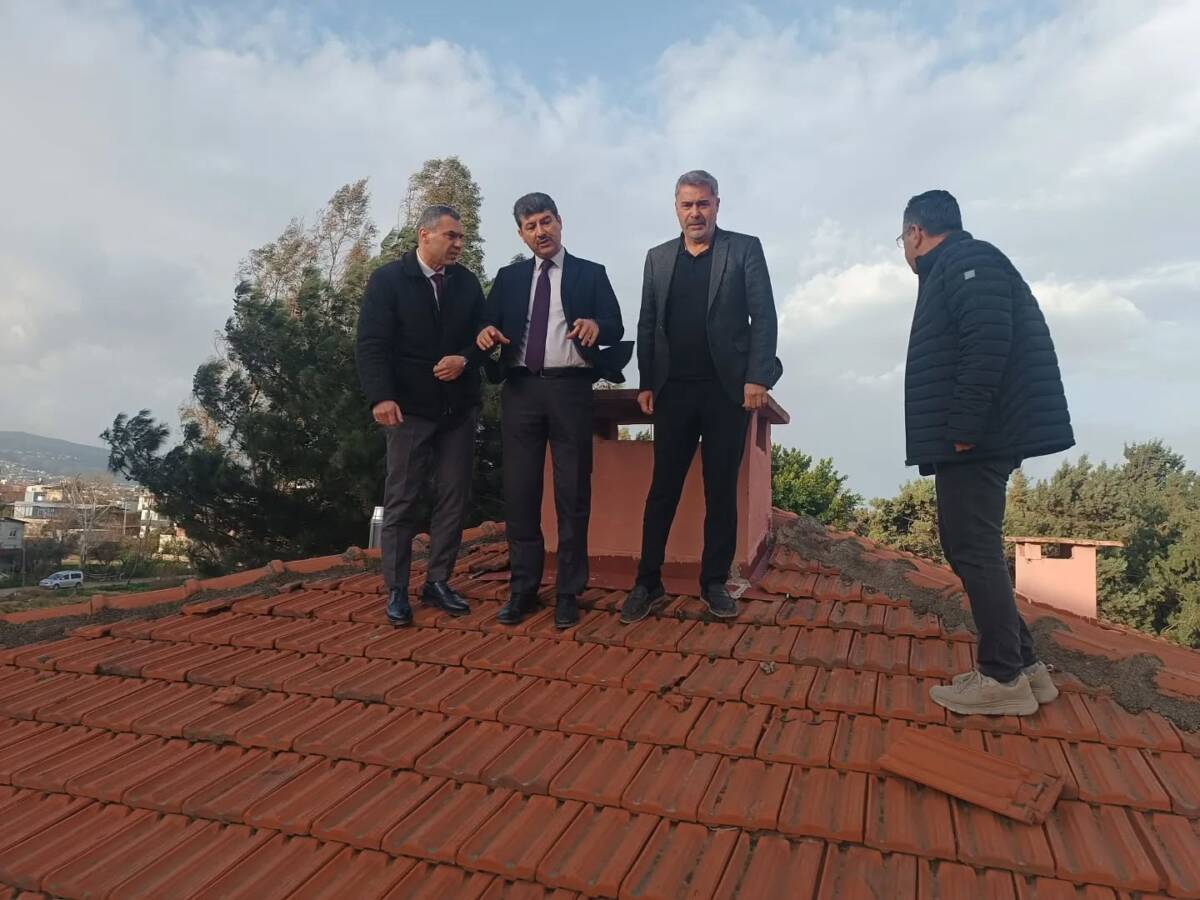 Arsuz’da olumsuz hava koşulları nedeniyle hasar gören bir okulun çatısında