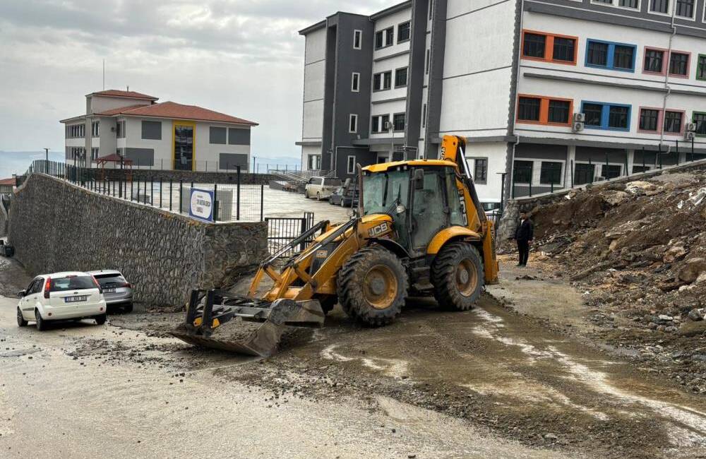 Hatay’da etkili olan yağışların ardından çamurla kaplanan okul girişi, bir