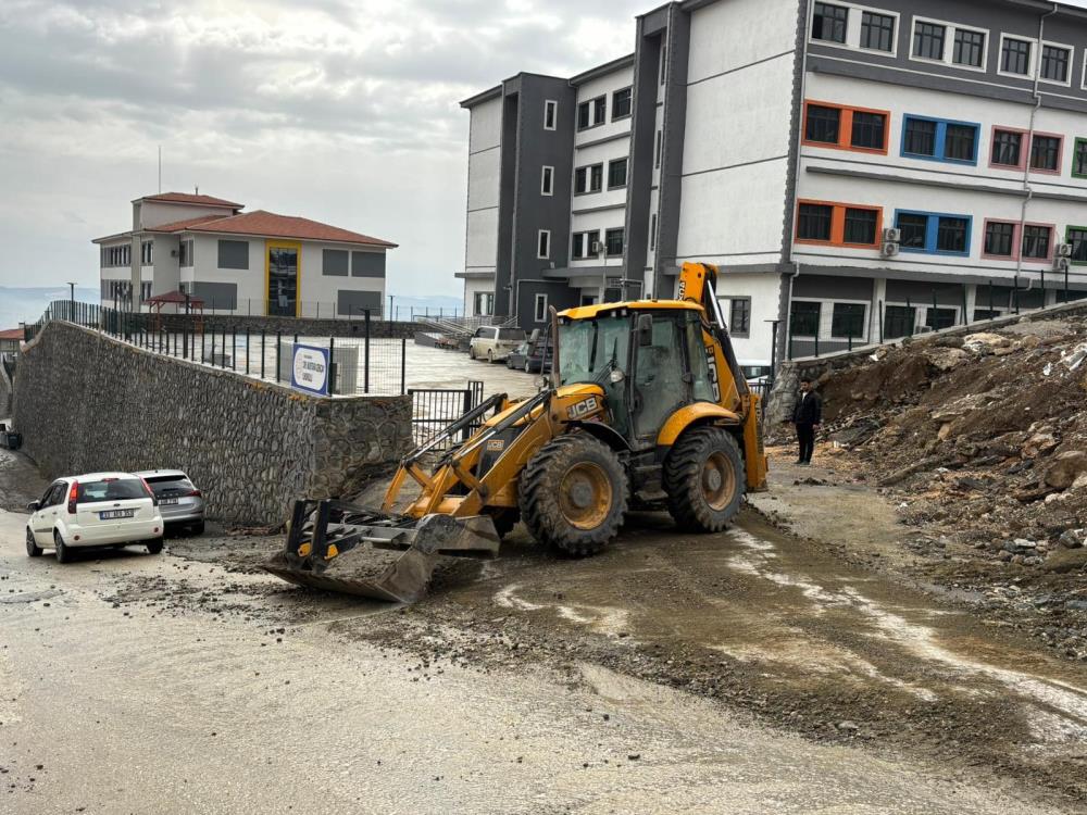 Hatay’da etkili olan yağışların ardından çamurla kaplanan okul girişi, bir