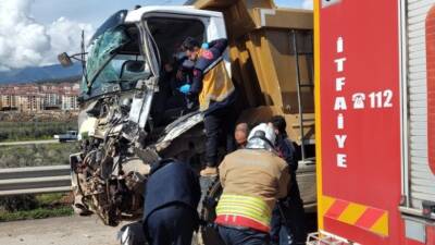 Hatay’da meydana gelen trafik kazasında hafriyat kamyonu ile tırın çarpışması