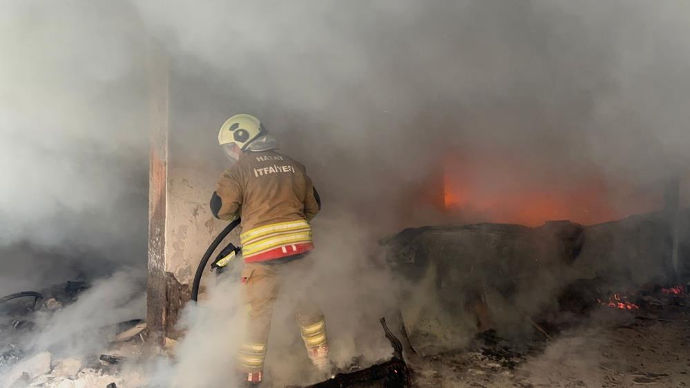 Hatay’ın İskenderun ilçesinde farklı mahallelerde çıkan iki ayrı yangın, kısa