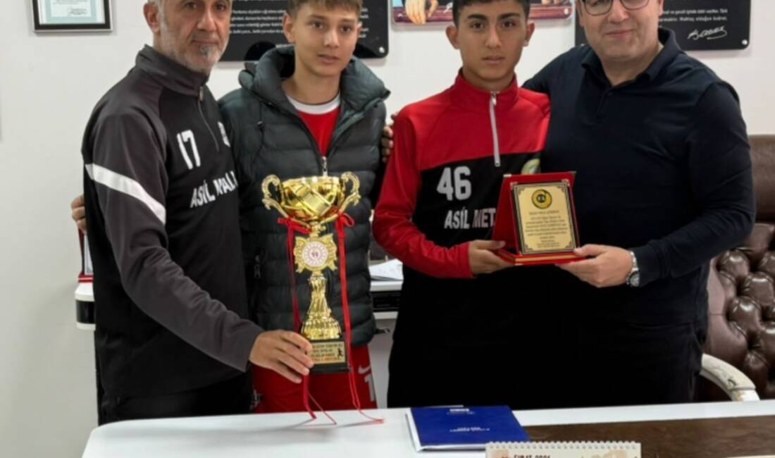 Hatay’daki 15 ilçenin ortaokulları arasında düzenlenen erkekler futbol turnuvasında şampiyonluğu