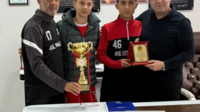 Hatay’daki 15 ilçenin ortaokulları arasında düzenlenen erkekler futbol turnuvasında şampiyonluğu