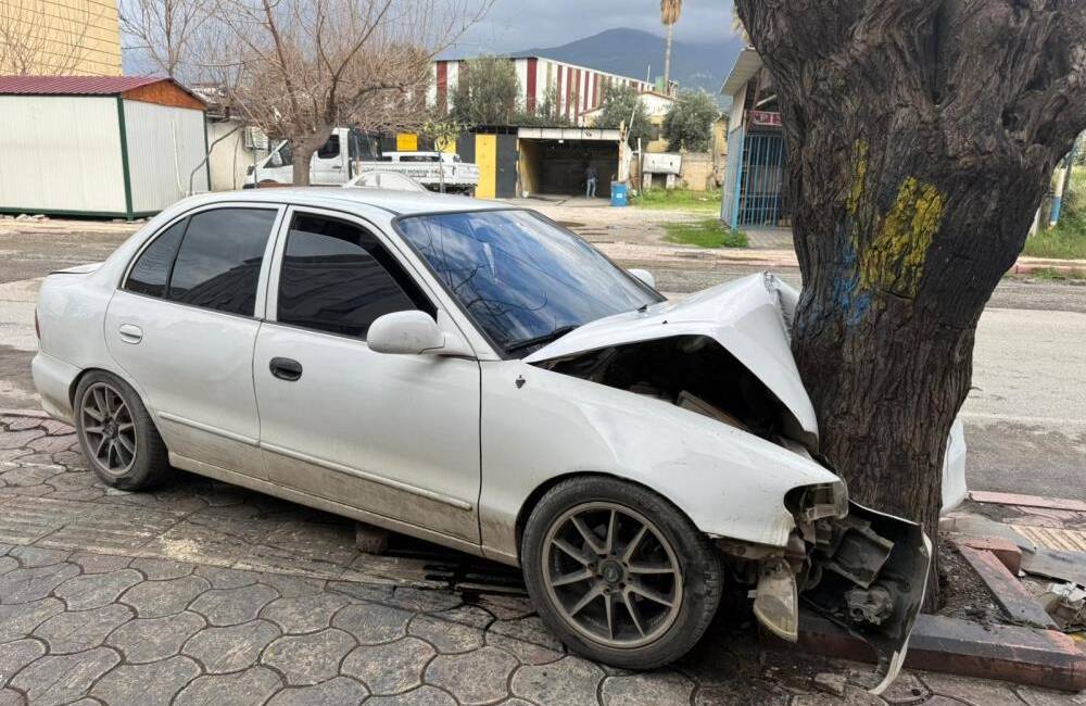 Hatay’ın Payas ilçesinde, 17 yaşındaki bir gencin kullandığı otomobil kontrolden
