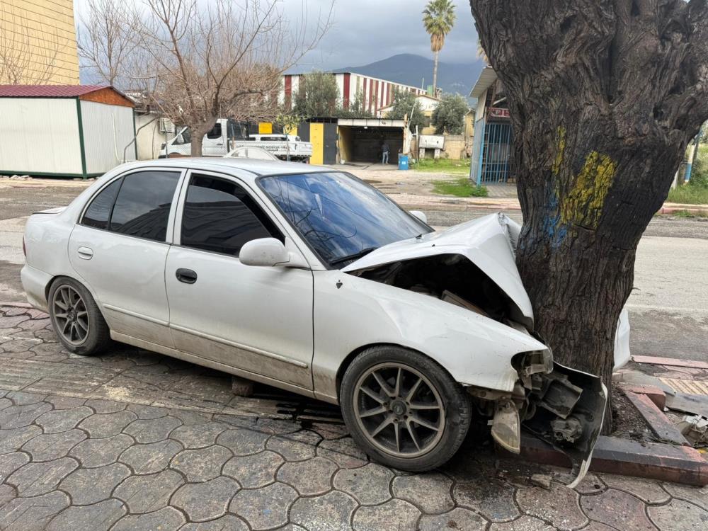 Hatay’ın Payas ilçesinde, 17 yaşındaki bir gencin kullandığı otomobil kontrolden