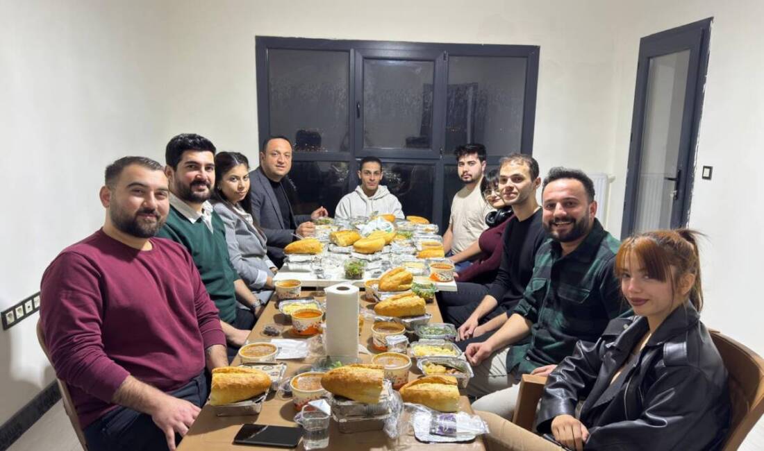 Ümit Kutlu, Cumhuriyet Halk Partisi Antakya İlçe Başkanlığı görevinde gençlerle