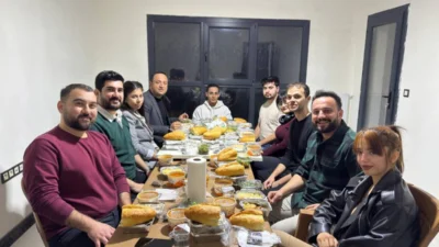 Ümit Kutlu, Cumhuriyet Halk Partisi Antakya İlçe Başkanlığı görevinde gençlerle