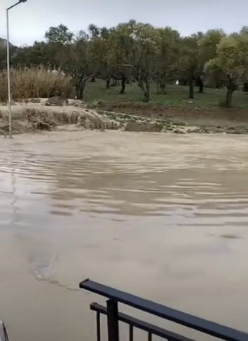 Son yağışların ardından çevresi adeta göle dönen Dikmece bölgesindeki TOKİ