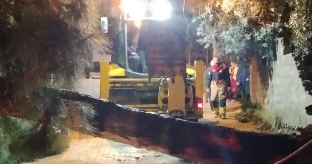Hatay’da etkisini sürdüren şiddetli fırtına, günlük yaşamı olumsuz etkilemeye devam