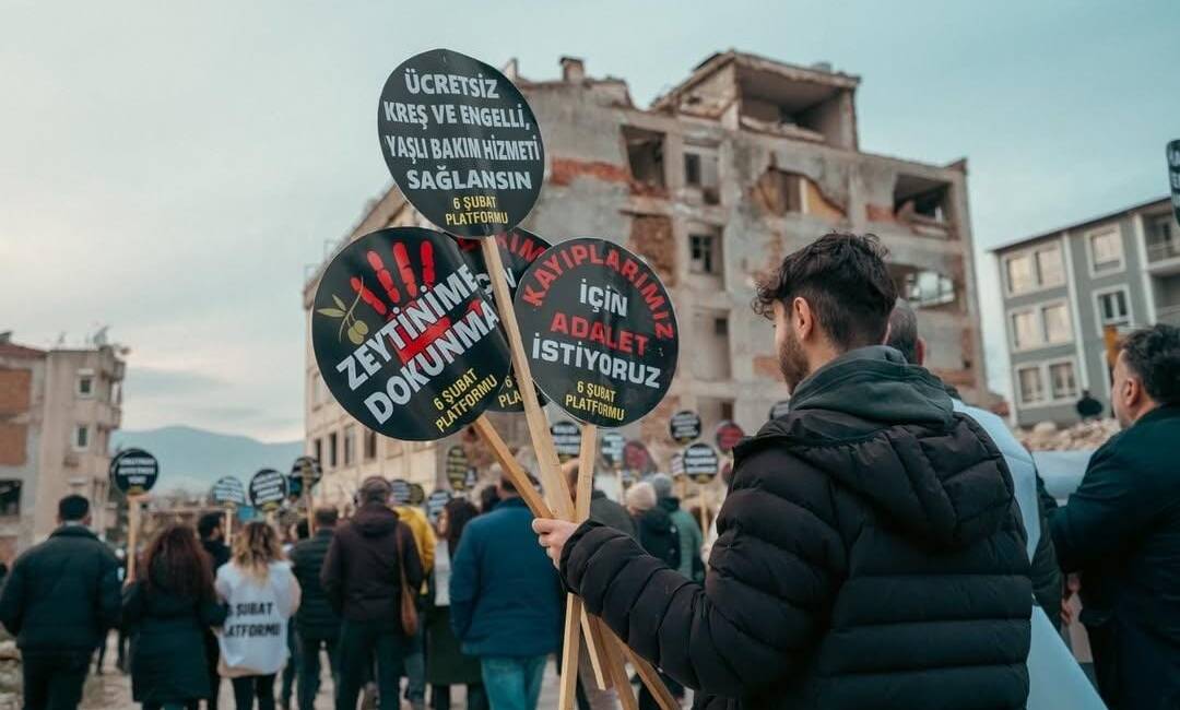 Hatay’ın Antakya ilçesinde düzenlenen 6 Şubat Anma Yürüyüşü, kayıpların acısını