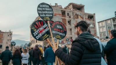 Hatay’ın Antakya ilçesinde düzenlenen 6 Şubat Anma Yürüyüşü, kayıpların acısını