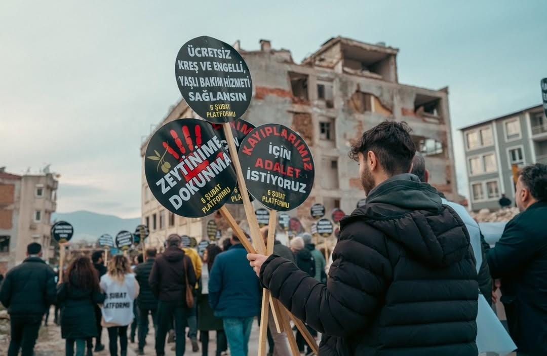 Hatay’ın Antakya ilçesinde düzenlenen 6 Şubat Anma Yürüyüşü, kayıpların acısını