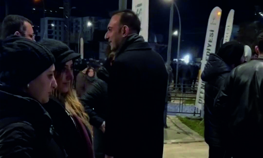 Defne Belediyesi tarafından Uğur Mumcu Meydanı’nda depremde yaşamını yitiren vatandaşlar