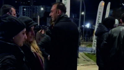 Defne Belediyesi tarafından Uğur Mumcu Meydanı’nda depremde yaşamını yitiren vatandaşlar