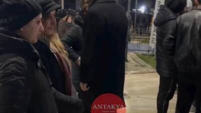 Defne Belediyesi tarafından Uğur Mumcu Meydanı’nda depremde yaşamını yitiren vatandaşlar